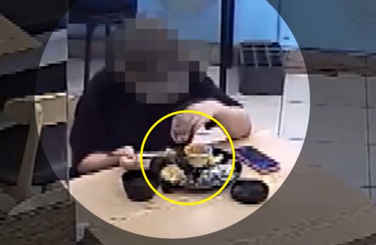 서울 강서구 소재의 한 경양식 식당에서 한 여성이 돈가스를 주문한 뒤 식사를 이어가다가 고의로 돈가스에 머리카락을 떨어뜨리고 있다./사진=JTBC '사건반장' 캡처                                    서울 강서구 소재의 한 경양식 식당에서 한 여성이 돈가스를 주문한 뒤 식사를 이어가다가 고의로 돈가스에 머리카락을 떨어뜨리고 있다./영상=JTBC '사건반장'