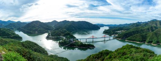 청풍호 유람선을 타고 가다보면 만나게 되는 옥순봉 출렁다리(왼쪽)와 옥순대교                                    청풍호반 케이블카