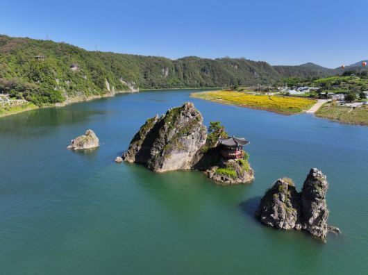 충북에서 단일 관광지로는 가장 많은 관광객이 찾는 도담삼봉