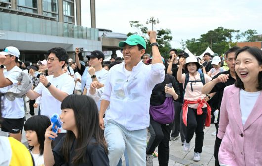 (서울=뉴스1) = 오세훈 서울시장이 14일 서울 남산 둘레길에서 열린 '손목닥터9988 200만 돌파 기념행사'에서 걷기&기부챌린지 출발선에서 시민들과 함께 인사를 하고 있다. (서울시 제공. 재판매 및 DB금지) 2025.6.14/뉴스1 /사진=뉴스1화상