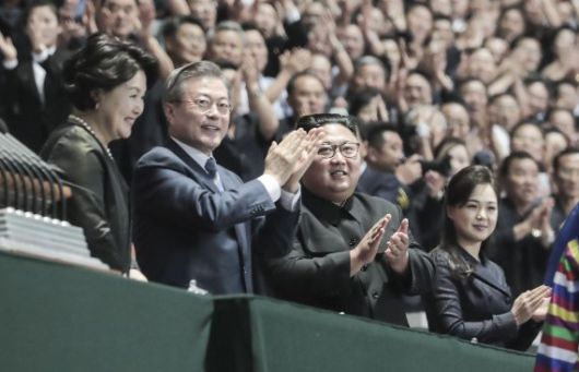 문재인 전 대통령과 김정은 북한 조선노동당 총비서가 지난 2018년 9월 19일, 남북정상회담 경축 대집단체조와 예술공연을 위해 평양 5·1경기장에서 관람하고 있다. 평양사진공동취재단 /뉴스1