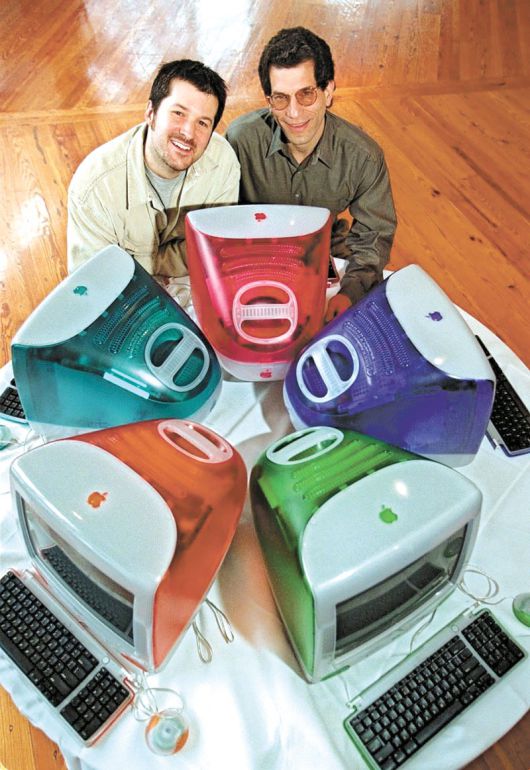 지난 1999년 조니 아이브(왼쪽) 애플 디자인 이사와 존 루빈스타인 애플 엔지니어링 이사가 미국 캘리포니아주 쿠퍼티노의 애플 본사에서 아이맥 컴퓨터를 앞에 놓고 포즈를 취하고 있다. AP뉴시스