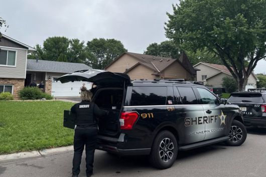 미국 미네소타 주의회 의원 2명과 그들의 배우자들이 14일(현지시간) 총격으로 2명이 사망하고, 2명이 부상을 입은 가운데 공격을 당한 주의회 상원의원 존 호프먼의 챔플린 자택 앞에 경찰이 출동해 있다. AP 뉴시스