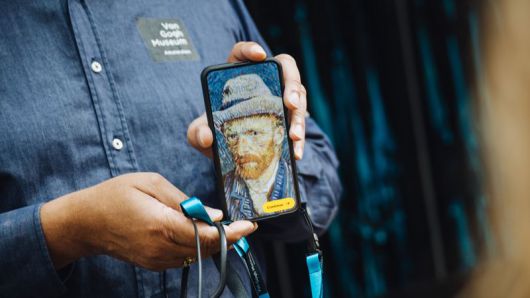 반고흐 미술관 직원이 오디오 가이드 기기로 쓰이는 갤럭시 S25+를 들어보이고 있다. 삼성전자 제공