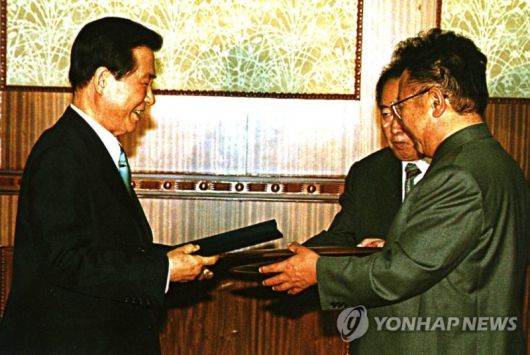 고 김대중 전 대통령과 북한 김정일 국방위원장이 지난 2000년 6월 14일 밤 백화원 영빈관에서 남북정상간 합의문을 교환하고 있다. 연합뉴스