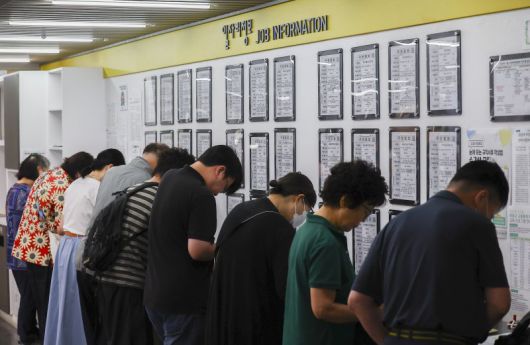 서울 마포구 서부고용복지플러스센터 일자리 게시판 앞에서 구직자들이 이력서를 작성하고 있다. 사진=뉴시스