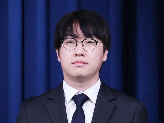 AI 미래기획수석에 임명된 하정우 네이버AI혁신센터장이 15일 서울 용산구 대통령실 청사에서 열린 인선 관련 브리핑에 참석하고 있다. 뉴스1