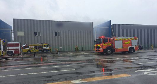 16일 오전 8시30분쯤 경북 포항시 남구 대송면 동국제강에서 원인을 알 수 없는 불이 났다. 불은 에너지 저장장치인 ESS 모듈에서 발생한 것으로 전해졌다. 뉴스1 제공