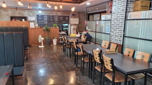 지난 14일 방문한 포항 남구 인근 음식점의 모습. 저녁 시간대에도 손님들의 발길 없이 비어있다. 사진=이동혁 기자