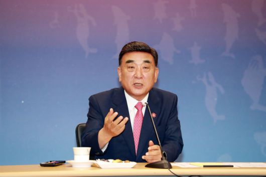 김두겸 울산시장이 16일 오전 기자간담회를 열고 SK-아마존 웹 서비스(AWS)가 공동투자 하는 7조원대 AI 데이터센터를 울산에 유치했다고 밝혔다. 울산시 제공