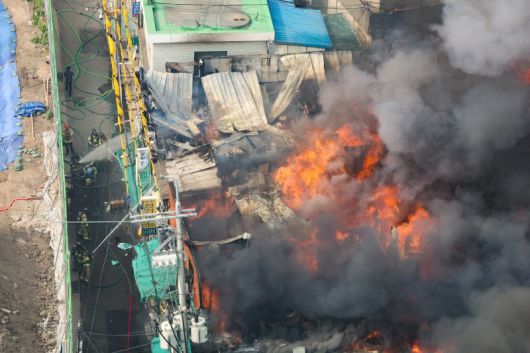 지난달 28일 오후 서울 중구 을지로 세운대림상가 인근의 한 건물에서 화재가 발생해 소방대원들이 화재진압을 하고 있다. /사진=뉴시스