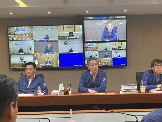 16일 김민석 고용노동부 차관(가운데)이 주요 노사관계 및 산업안전 현안에 대한 긴급 점검회의를 열고 발언을 하고 있다. 고용노동부 제공.