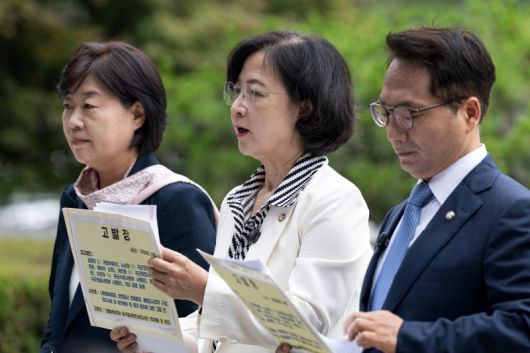 추미애 더불어민주당 내란진상조사단장이 16일 오전 서울 서초구 대검찰청에서 김용현 전 국방부 장관, 여인형 전 국군방첩사령관 등을 내란예비음모, 헌정질서 전복음모, 불법군사조직 구성, 정치사찰 및 살인예비 등 중대 범죄로 고발장을 접수하기 앞서 취지를 설명하고 있다. /사진=뉴스