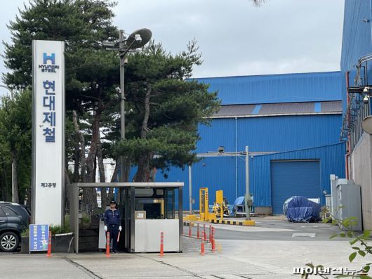 지난 13일 현대제철 포항 2공장 입구. 사진=권준호 기자                                    지난 13일 현대제철 포항 2공장 모습. 사진=권준호 기자                                    지난 13일 트레일러 한 대가 현대제철 포항 2공장을 나서고 있다. 사진=권준호 기자