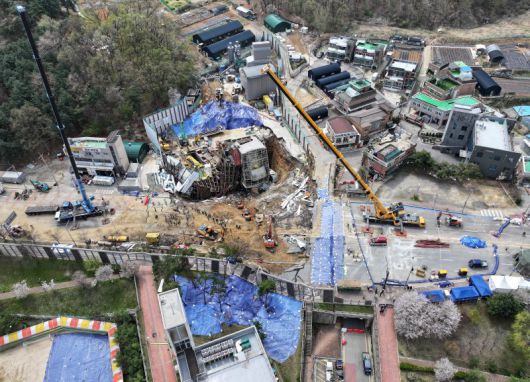 16일 경기 광명시 일직동 신안산선 복선전철 5-2공구 붕괴 현장에서 소방관 등 관계자들이 실종자 수색 작업을 이어가고 있다. 뉴스1