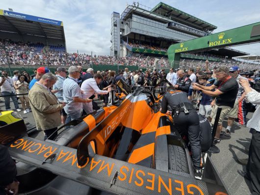 14일(현지시간) 프랑스 르망 24시 '라 사르트 서킷' 위 그리드 워크 행사에서 제네시스 마그마 레이싱 팀의 차량에 모여든 관객들 모습. 사진=정원일 기자