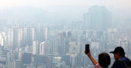 서울 아파트값이 꾸준히 오르면서 25개 자치구 중 80%의 집값이 문재인 정부 시절 전고점의 90%를 넘긴 것으로 나타났다. 16일 남산에서 바라본 서울 아파트의 모습. /사진=뉴시스화상