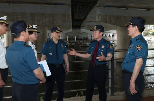 이승협 대구경찰청장(오른쪽 두번째)이 관계자들과 함께 16일 대구시 남구 봉덕동 상동교 주변 침수취약지역 일대를 찾아 풍수해 대비 현장점검을 실시했다. 대구경찰청 제공