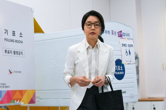 윤석열 전 대통령의 부인인 김건희 여사가 제21대 대통령선거일인 지난 3일 서울 서초구 원명초등학교에 마련된 서초4동 제3투표소에서 투표를 하고 있다./사진=뉴시스