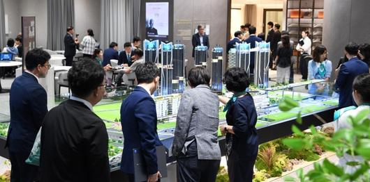 17일 포스코이앤씨 홍보관에 조합원들이 단지모형을 통해 대형평형을 확인하고 있다. 포스코이앤씨 제공