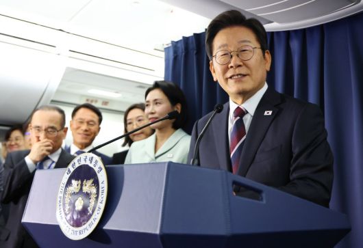 공군 1호기 기자간담회 갖는 이재명 대통령 (캘거리[캐나다]=연합뉴스) 한상균 기자 = 이재명 대통령이 16일(현지시간) 주요 7개국(G7) 정상회의 참석을 위해 캐나다 앨버타주 캘거리로 향하며 공군 1호기에서 기자간담회를 하고 있다. 2025.6.17 xyz@yna.co.kr (끝)