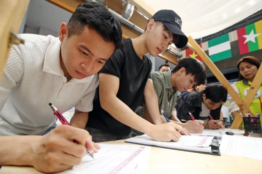 경상북도 외국인유학생 취업박람회를 찾은 외국인 학생들이 신청서를 작성하고 있다.뉴스1