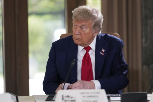 도널드 트럼프 미국 대통령이 16일(현지시간) 캐나다 카나나스키스에서 열린 주요7개국(G7) 정상회의장에 앉아있다. 이날 미 해군은 니미츠 항모 타격전단을 중동으로 급파했다. AP 연합