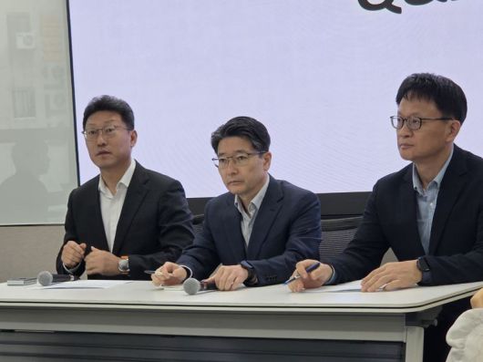 김희섭 SK텔레콤 PR 센터장, 임봉호 MNO(이동통신) 사업부장, 류정환 SKT 인프라전략기술센터 담당(부사장, 왼쪽부터)이 17일 중구 삼화타워에서 열린 SKT 사이버 침해 사고 일일 브리핑에 참석하고 있다. 사진=구자윤 기자