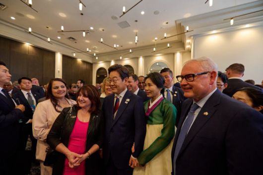 주요 7개국(G7) 정상회의 참석을 위해 캐나다를 방문 중인 이재명 대통령과 김혜경 여사가 16일(현지시간) 캘거리의 한 호텔에서 열린 대니엘 스미스 캐나다 앨버타주 주지사 주최 환영 리셉션에 참석했다. 뉴시스