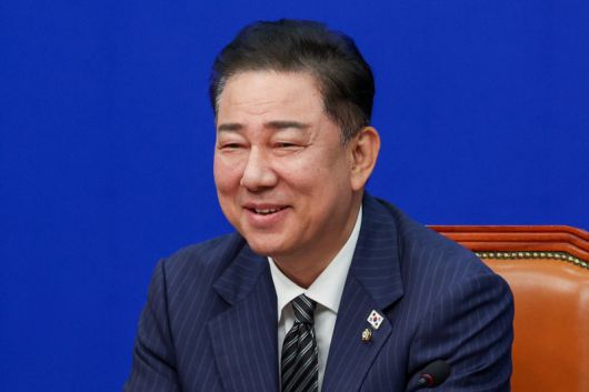 김병기 더불어민주당 대표 직무대행 겸 원내대표가 지난 16일 서울 여의도 국회에서 열린 최고위원회의에 참석해 미소짓고 있다. 뉴스1