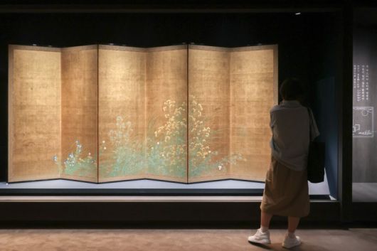 16일 서울 용산구 국립중앙박물관에서 열린 한일 국교 정상화 60주년 특별전 '일본미술, 네 가지 시선' 전 언론공개회에서 참석자들이 전시물을 살펴보고 있다. 연합뉴스