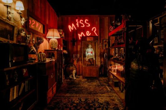 컨저링 유니버스 투어 말레이시아 전시 모습