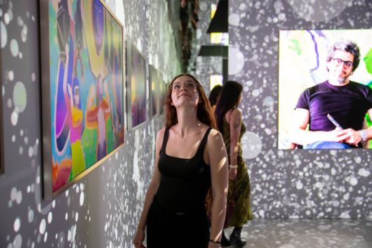 삼성전자가 19일(현지시간)부터 22일까지 스위스 바젤에서 열리는 세계 최대 아트 페어 '아트 바젤 인 바젤 2025'에 디지털 아트 체험 공간 삼성 라운지 '아트큐브'를 마련했다. 관람객들이 삼성이 설치한 미술 작품들을 살펴보고 있다. 삼성전자는 전 세계 42개국 280여 개 갤러리가 참여한 이번 아트페어의 공식 디스플레이 파트너사다. 삼성전자 제공