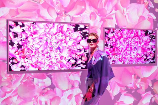 삼성전자가 19일(현지시간)부터 22일까지 스위스 바젤에서 열리는 세계 최대 아트 페어 '아트 바젤 인 바젤 2025'에 디지털 아트 체험 공간 삼성 라운지 '아트큐브'를 마련했다. 한 관람객이 삼성이 설치한 미술 작품들을 살펴보고 있다. 삼성전자는 전 세계 42개국 280여 개 갤러리가 참여한 이번 아트페어의 공식 디스플레이 파트너사다. 삼성전자 제공                                    삼성전자가 19일(현지시간)부터 22일까지 스위스 바젤에서 열리는 세계 최대 아트 페어 '아트 바젤 인 바젤 2025'에 디지털 아트 체험 공간 삼성 라운지 '아트큐브'를 마련했다. 관람객들이 삼성이 설치한 미술 작품들을 살펴보고 있다. 삼성전자는 전 세계 42개국 280여 개 갤러리가 참여한 이번 아트페어의 공식 디스플레이 파트너사다. 삼성전자 제공