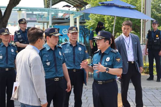 18일 오후 김호승 경기북부경찰청장이 파주시 문산읍 임진각 납북자기념관 일대를 찾아 대북 전단 살포 예방을 위해 현장에 배치된 일선 직원들을 격려하고 있다. 경기북부경찰청 제공