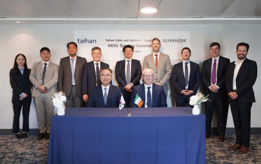 대한전선 송종민 부회장(앞줄 왼쪽)과 아일랜드 초전도 케이블 기업인 슈퍼노드의 존 피츠제럴드 최고경영자(CEO, 앞줄 오른쪽)가 17일(현지시간)영국 런던에서 '차세대 초전도 케이블 개발'을 위한 업무협약(MOU)을 체결한 후, 양사 관계자들과 기념촬영을 하고 있다. 대한전선 제공