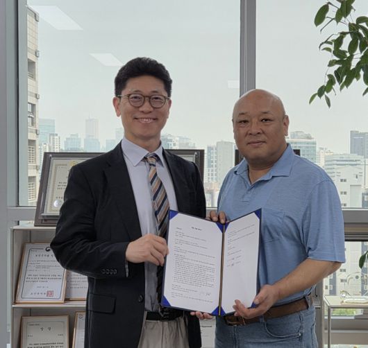 신동훈 휴런 대표(왼쪽)와 코타바이오 이재술 회장이 인공지능(AI) 해외 독점유통 계약 체결식에서 기념촬영을 하고 있다. 코타바이오 제공