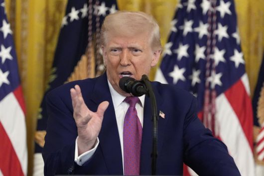 도널드 트럼프 대통령이 지난 12일 미국 워싱턴DC 백악관 이스트룸에서 2035년까지 휘발유차 신차 판매를 금지하는 캘리포니아주 규제를 무력화하는 결의안 서명에 앞서 연설하는 모습. 뉴시스