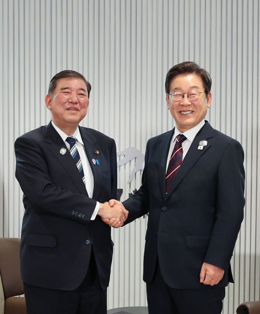 이재명 대통령이 17일(현지시간) 캐나다 앨버타주 카나나스키스 주요 7개국(G7) 정상회의장에서 이시바 시게루 일본 총리와 한일 정상회담을 하기에 앞서 기념촬영을 하고 있다. 연합뉴스