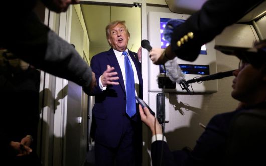 도널드 트럼프 미국 대통령이 17일(현지시간) 주요7개국(G7) 회의 일정을 단축하고 캐나다에서 급거 귀국하기 위해 에어포스 원에 오른 뒤 기자들의 질문에 답하고 있다. 로이터 연합