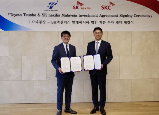 18일 서울 중구 SKC 본사에서 열린 체결식에서 박원철 SKC 사장(오른쪽)과 이마이 토시미츠 도요타통상 사장이 기념촬영을 하고 있다. SKC제공