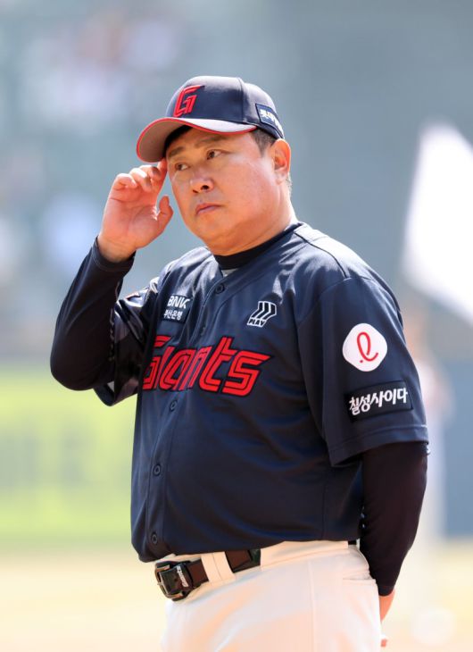 경기 시작전 선수들을 바라보고 있는 김태형 감독. 부상 악재 속에서도 롯데는 현재 3위 자리를 지키고 있다. 연합뉴스