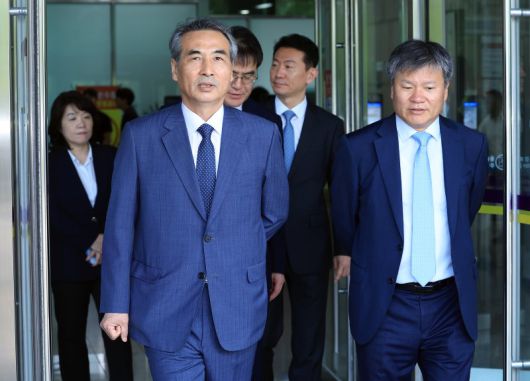 윤석열 전 대통령의 부인 김건희 여사 의혹 관련 사건을 맡은 민중기 특별검사가 19일 오전 경기도 정부과천청사 내 법무부와 고위공직자범죄수사처 방문을 마친 뒤 특검보들과 함께 밖으로 나오고 있다. 이날 방문에는 김형근, 문홍주, 박상진, 오정희 특검보가 동행했다. 사진=뉴스1화상