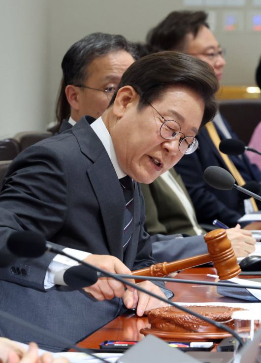 이재명 대통령이 19일 용산 대통령실에서 국무회의를 주재하고 개회선언을 하고 있다. 이 대통령은 '민생안정용' 추가경정예산안 편성의 핵심 요소와 관련, "하나는 일단 경기진작 요소가 중요하다"며 "두번째는 경기진작 과정에서 국민들이 혜택을 보게 되는데, 일부 국민들이 또는 전부가, 누가 더 많이 혜택을 보게 하는 게 맞느냐, 또 누구는 아예 제외하는 게 맞느냐, 이건 가치와 이념의 문제"라고 강조했다. 연합뉴스