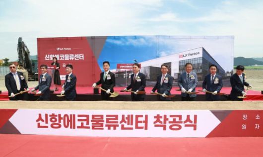 부산진해경제자유구역에서 열린 LX판토스 글로벌 친환경 물류센터 착공식에서 관계자들이 첫 삽을 뜨고 있다. 부산진해경자청 제공