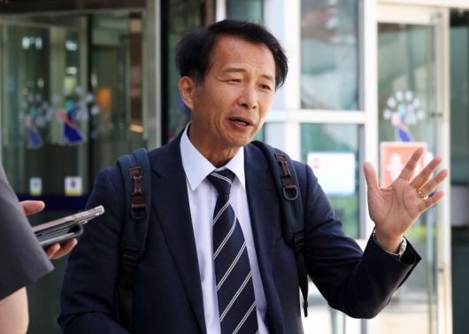 송기호 변호사가 지난해 5월 서울 서초구 서울행정법원 앞에서 '론스타 판정문 실명 공개' 정보공개 소송 1심 선고를 마친 뒤 취재진에게 입장을 밝히고 있다. /사진=뉴시스