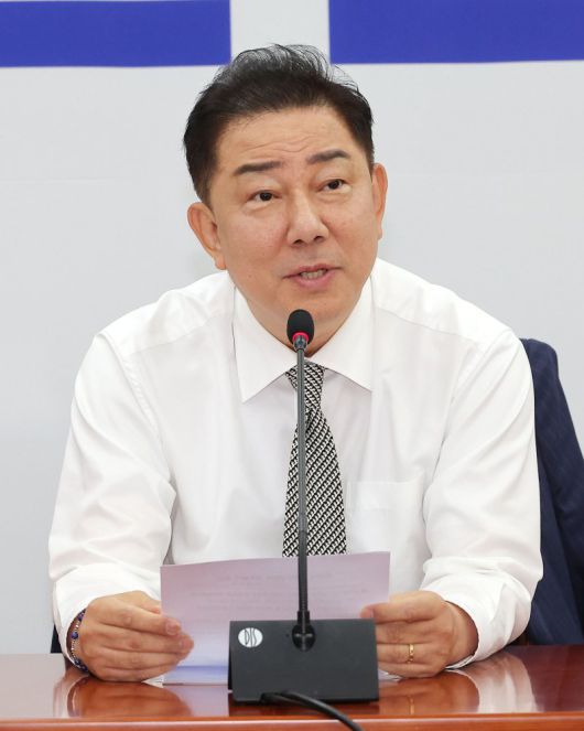 더불어민주당 김병기 당대표 직무대행 겸 원내대표가 19일 서울 여의도 국회에서 열린 정책조정회의에서 발언하고 있다. 2025.6.19 /연합뉴스