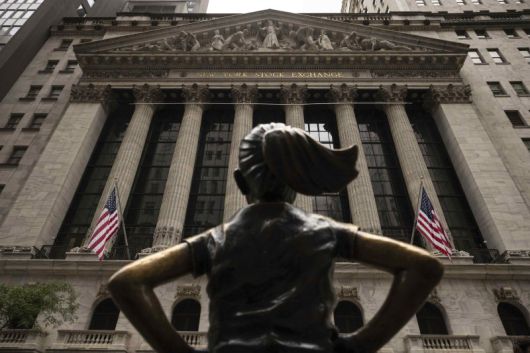 뉴욕 증시가 18일(현지시간) 미국이 이란 전쟁 수렁에 빨려 들어갈지 모른다는 우려 속에서도 연방준비제도(연준)의 연방공개시장위원회(FOMC) 회의 결과를 기다리며 오후 들어 상승 흐름을 보이고 있다. AP 연합