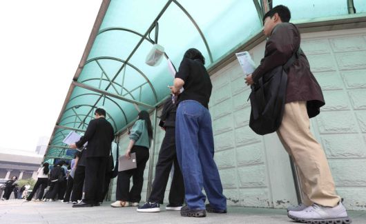 지난 5월28일 서울 종로구 주한 미국대사관 앞에 시민들이 미국 비자심사를 받기 위해 줄 서 있는 모습.뉴시스