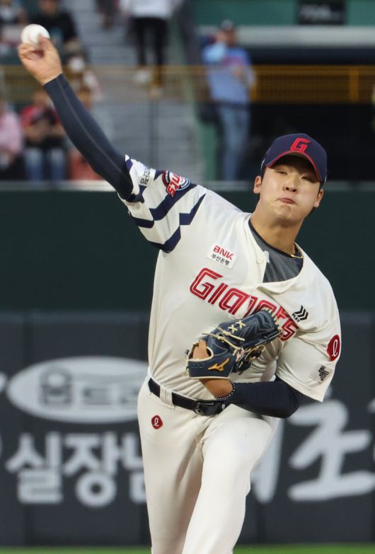 최고 155km의 강속구로 올 시즌 5선발 자리를 차지한 이민석. 롯데자이언츠 제공